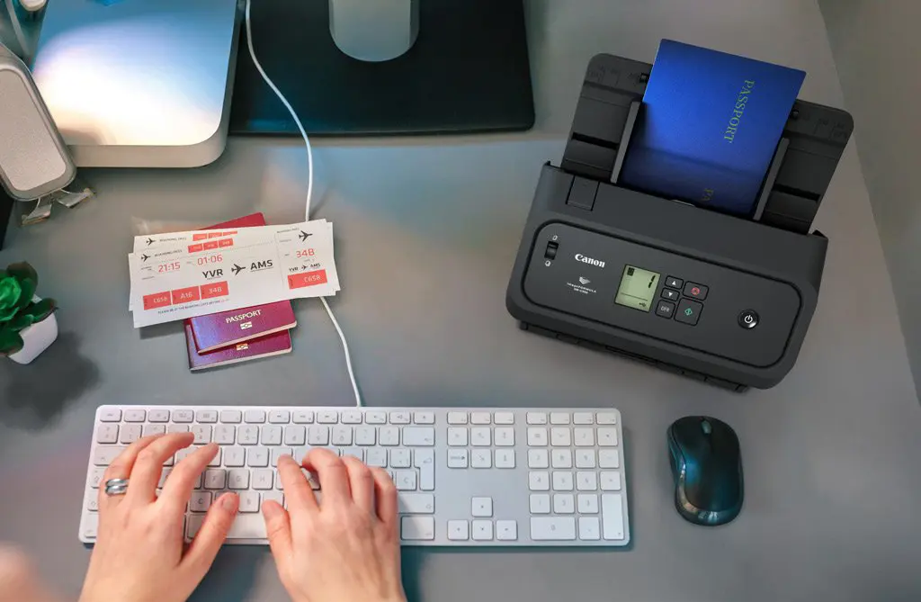Canon DR-C360 su una postazione di lavoro