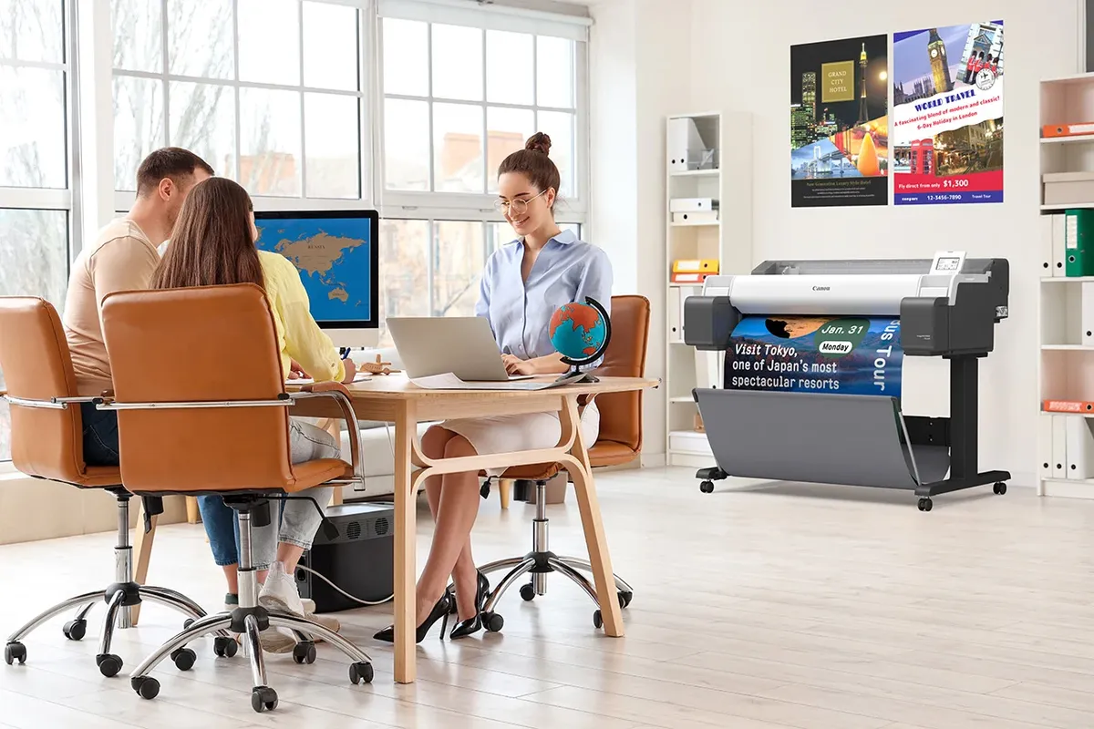 Canon imagePROGRAF TM-600 da 36 pollici mentre stampa un poster a colori in un ufficio