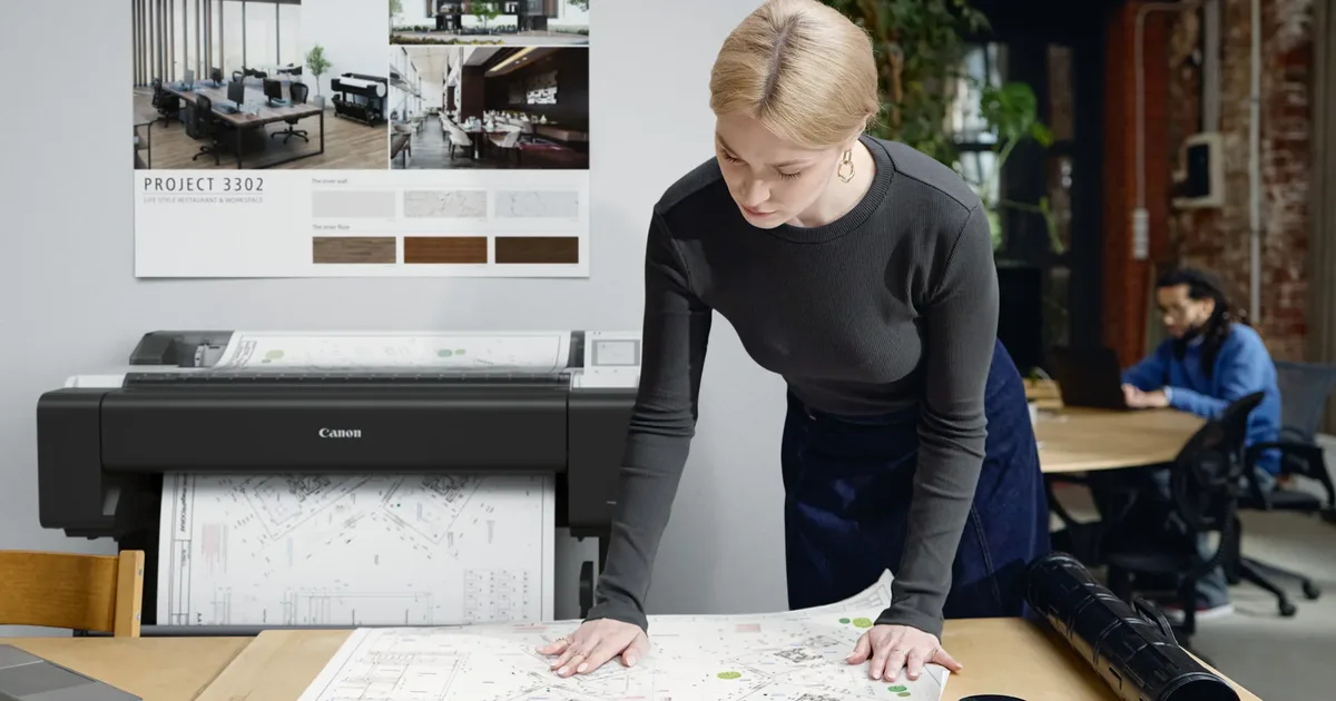Plotter multifunzione Canon imagePROGRAF TM-610M in uno studio di architettura, con una tavola CAD appena stampata